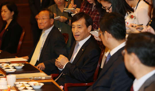 이주열 한국은행 총재가 23일 오전 서울 남대문로 한국은행에서 열린 경제 동향간담회에 참석해 모두 발언을 하고 있다.